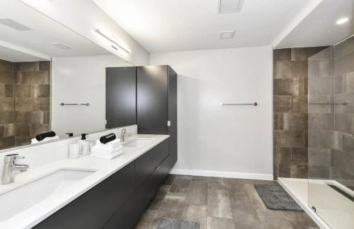 Comfy 2BR Oasis with Scenic Rooftop & Gym - Foto 54