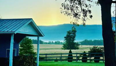 Charming Farmhouse w King Bed Hot Tub & EV Charger - Foto 2