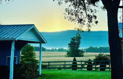 Charming Farmhouse w King Bed Hot Tub & EV Charger - Foto 2