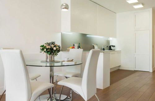 Two Bedroom Luxury Apartment - Balcony with View of Notre Dame - Foto 25