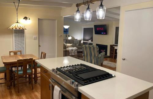 Cozy Hideaway and Hot Tub. Pet Friendly. - Foto 7