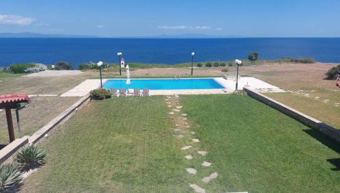 Blue Pastel-cliffside villa, shared pool, wild sandy beach nearby - Foto 5