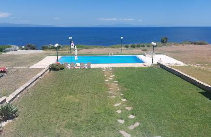 Blue Pastel-cliffside villa, shared pool, wild sandy beach nearby - Foto 5