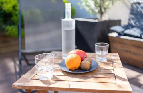 GuestReady - Chic Stay with Jacuzzi and Parking - Photo 38