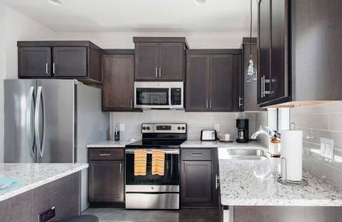 Explore the River Walk from Artsy Designer Retro Chic Home - Foto 26