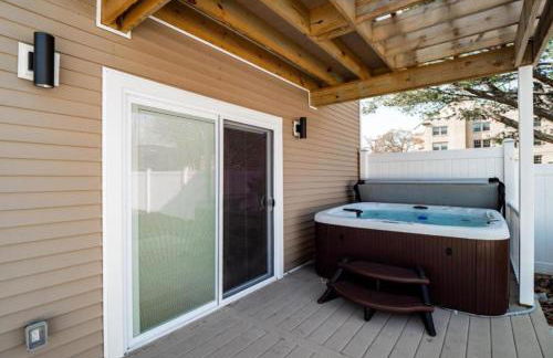 Hot Tub N64 Mins to Downtown Sleeps 8 - Foto 42