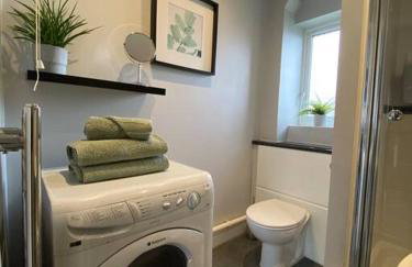 Compact Modern Apartment Single Person or Couple Only - Photo 10