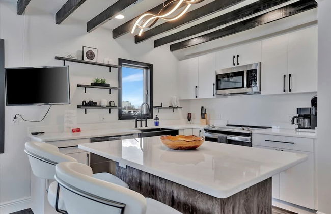 The Aura a Luxury Waterview Condo Heated Pool - Foto 9