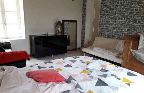 Maison plain pied, 2 chambres, longère typique , fraiche, dans bourg avec tous commerces - Foto 4