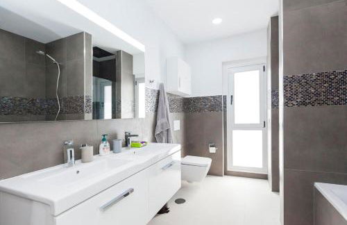 Independent villa with an immense heated pool! - Foto 33