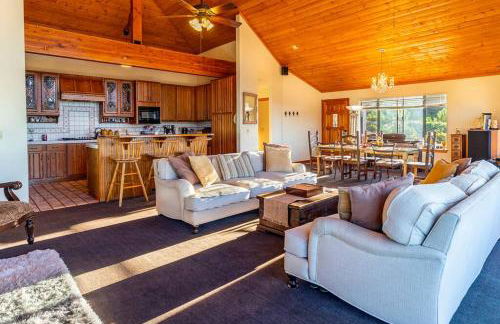 A LIVING CANVAS Amazing Lake View Custom Home - Foto 26