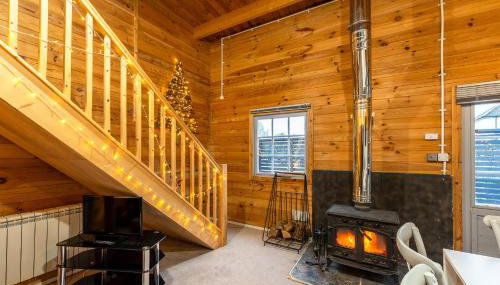 Walliswood Lodge - Wood Burner, Air Con & Wi-fi, Rural Retreat - Photo 2