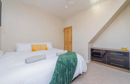 Central Townhouse Wolverhampton - Sleeps 8 - Ideal for Contractors & Families - Foto 13
