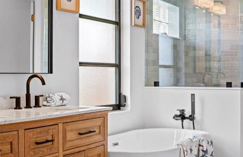 Pelican Paradise! Waterfront, BBQ, Heated Pool, King Bed, Luxury, Family Fun & More - Foto 46