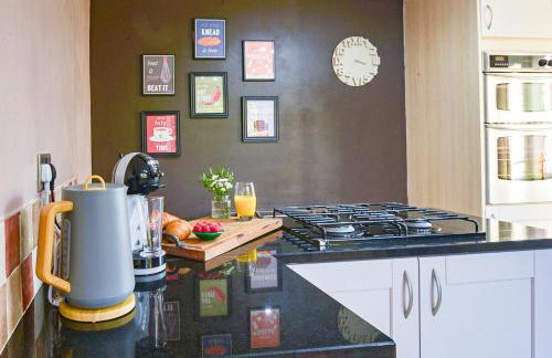 Huntsfield House- Stunning Modern 4 Bedroom House Suitable for Work and Leisure Stays - Foto 37