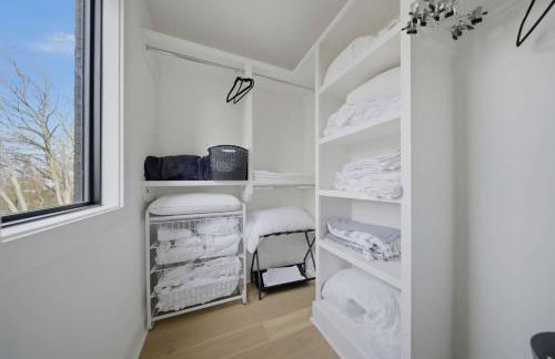 Modern Multi-Level Retreat with Rooftop Hot Tub - Foto 50