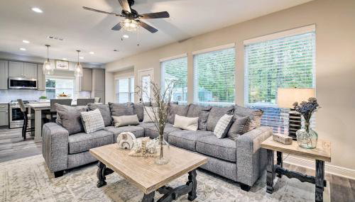 Modern Montgomery Home with Backyard, Deck, and Grill - Foto 4