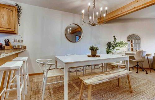 Cozy Ski Condo + Hot Tub + Fireplace + Heated Pool - Foto 16