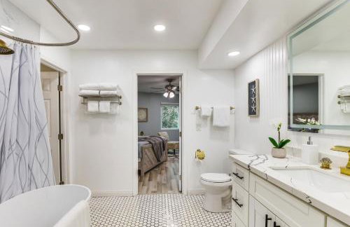 North San Diego Retreat with Deck, Fire Pit Table! - Foto 26