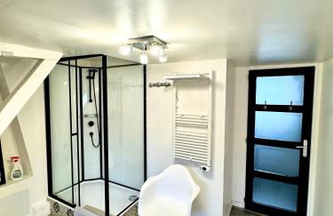 GITE DANINOU; meublé 3 chambres avec terrasse (1er étage du château) , salon et cuisine ouverte - Foto 7