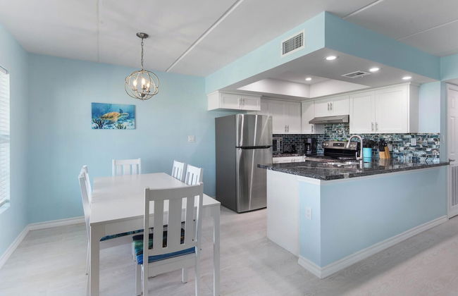 Modern Retreat, Block to Beach w Pool & Balcony - Foto 21