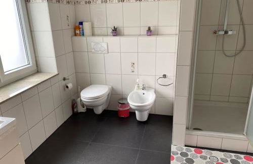 Preiswertes stilvolles Zimmer im privaten Haus mit großem schönem modernem Gemeinschaft Badenzimmer - Foto 49