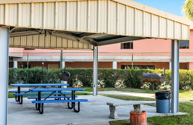 Seaside and Breezy Condo at the Victorian - Foto 32