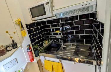 Super sunny studio with own terrace & parking - Photo 13