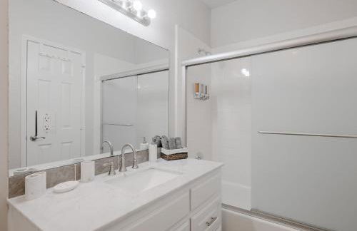 Glamorous Mansion w Private Pool and Cinema Room - Photo 38