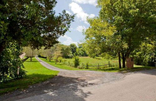 Peaceful Historic Villa with Hot Tub & Pool near Downtown Nashville, Tennessee - Photo 28