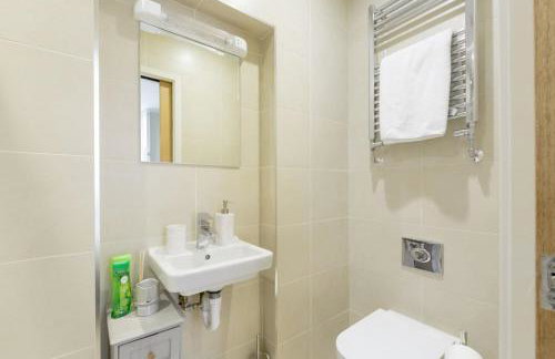 Elegant Epsom Flat in Period Building - Photo 15