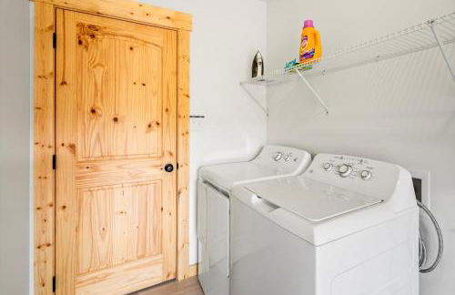 TN Whiskey Cabin- Lake and Mtn Views- Covered Deck- Game Room- Pool Table- Pets - Foto 22