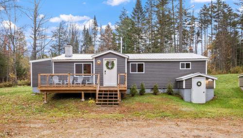 Riverfront Retreat in the White Mountains - 3BR Cozy Escape Near Ski & Hike - Foto 3