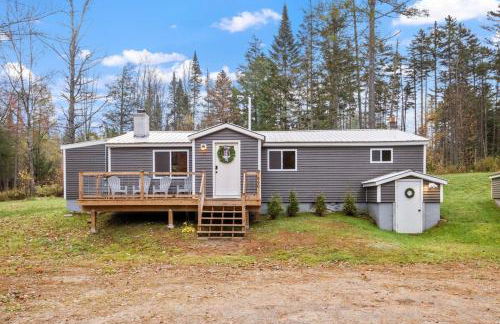 Riverfront Retreat in the White Mountains - 3BR Cozy Escape Near Ski & Hike - Foto 3