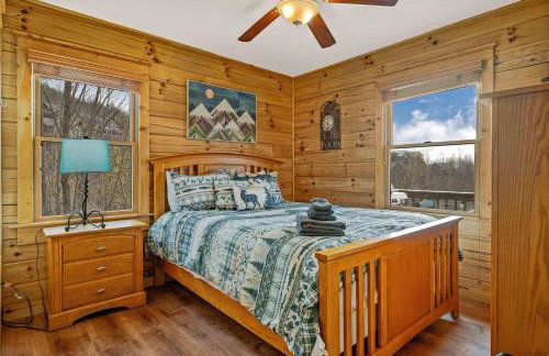 4BR Cabin with Ski Resort, Mtn Views & Hot Tub - Foto 132