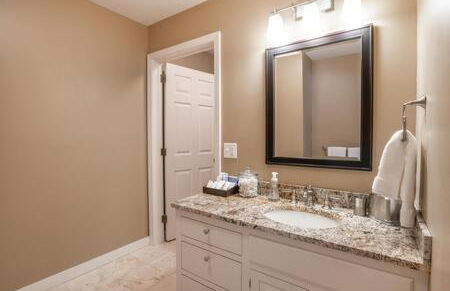 The Manor-Stunning Modern Farmhouse with Hot Tub - Foto 27