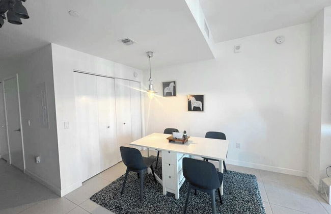 Downtown Doral Condo w-Free Parking - Foto 31