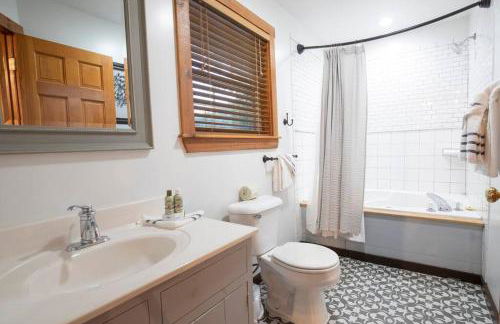 Cozy Cabin Smoky Mountains - Hot tub, pool, & golf - Foto 16