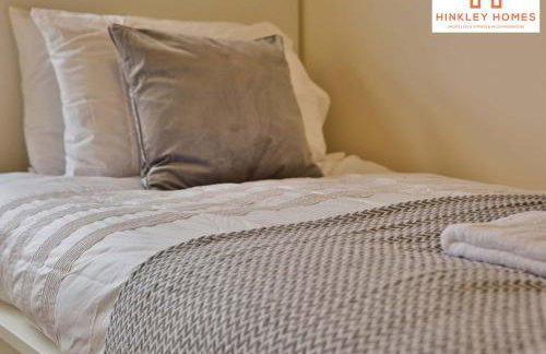 Centrally Tucked Away Private 4bed - Free parking! By Hinkley Homes Short Lets & Serviced Accommodation - Foto 21