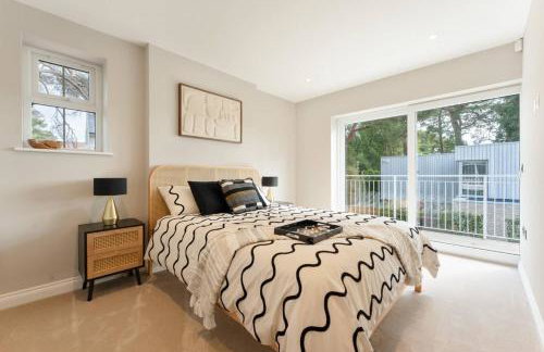 Luxury Four Bedroom Home Near Sandbanks - Photo 25