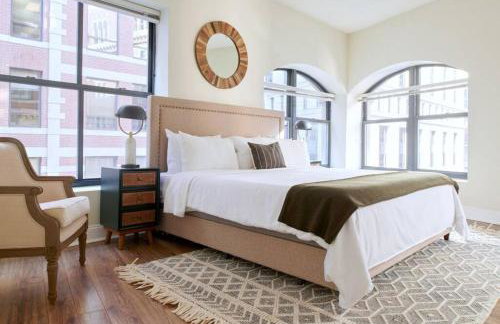 Bold and Spacious 2 Bed in Boston Financial District - Photo 2