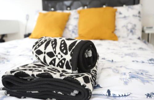 Spacious 3-Story Retreat with Rooftop Terrace and Modern Amenities - Foto 43