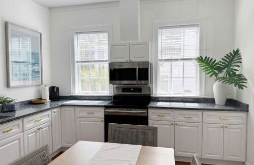 Classy 3-Story Downtown Apt - Great Location - Foto 26