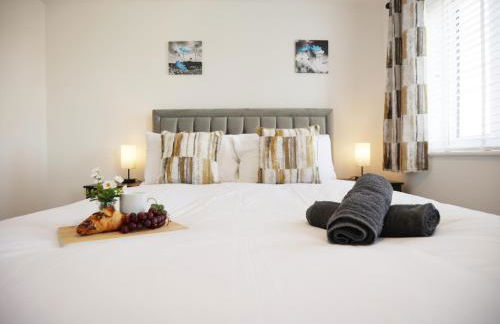 Gregor Place Modern four Bedroom House in Calne with Private Parking, perfect for teams or families staying in the area, Long stays welcome - Photo 5