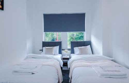 Spacious 5 bedroom house near Leeds City Centre sleeps 12 suits contractors with free parking - Foto 46