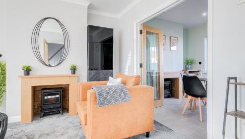 Stylishly decorated 3 bed house presented by Our Home Short Stays comfortable beds with crisp linen and plenty of outdoor space to enjoy - Foto 3