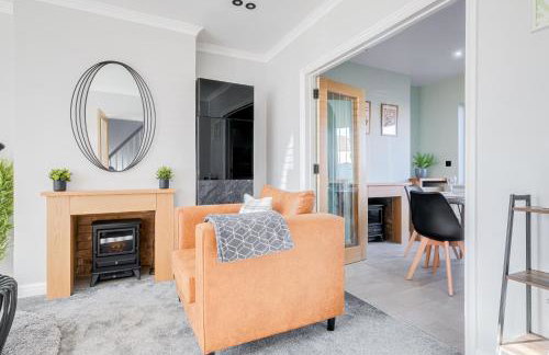 Stylishly decorated 3 bed house presented by Our Home Short Stays comfortable beds with crisp linen and plenty of outdoor space to enjoy - Foto 3