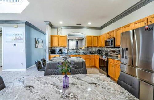 Spacious 7BR Retreat w Pool Game Room - Foto 24