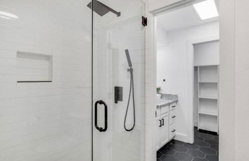 Superior 4BR 2BA Holiday Home with Hot Tub & Grill - Foto 34