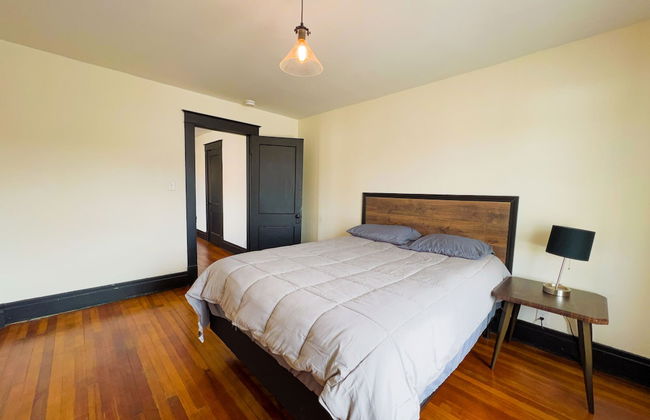 The Pub with Private Yard & Parking, Near the Falls & Casino by Niagara Hospitality - Foto 8